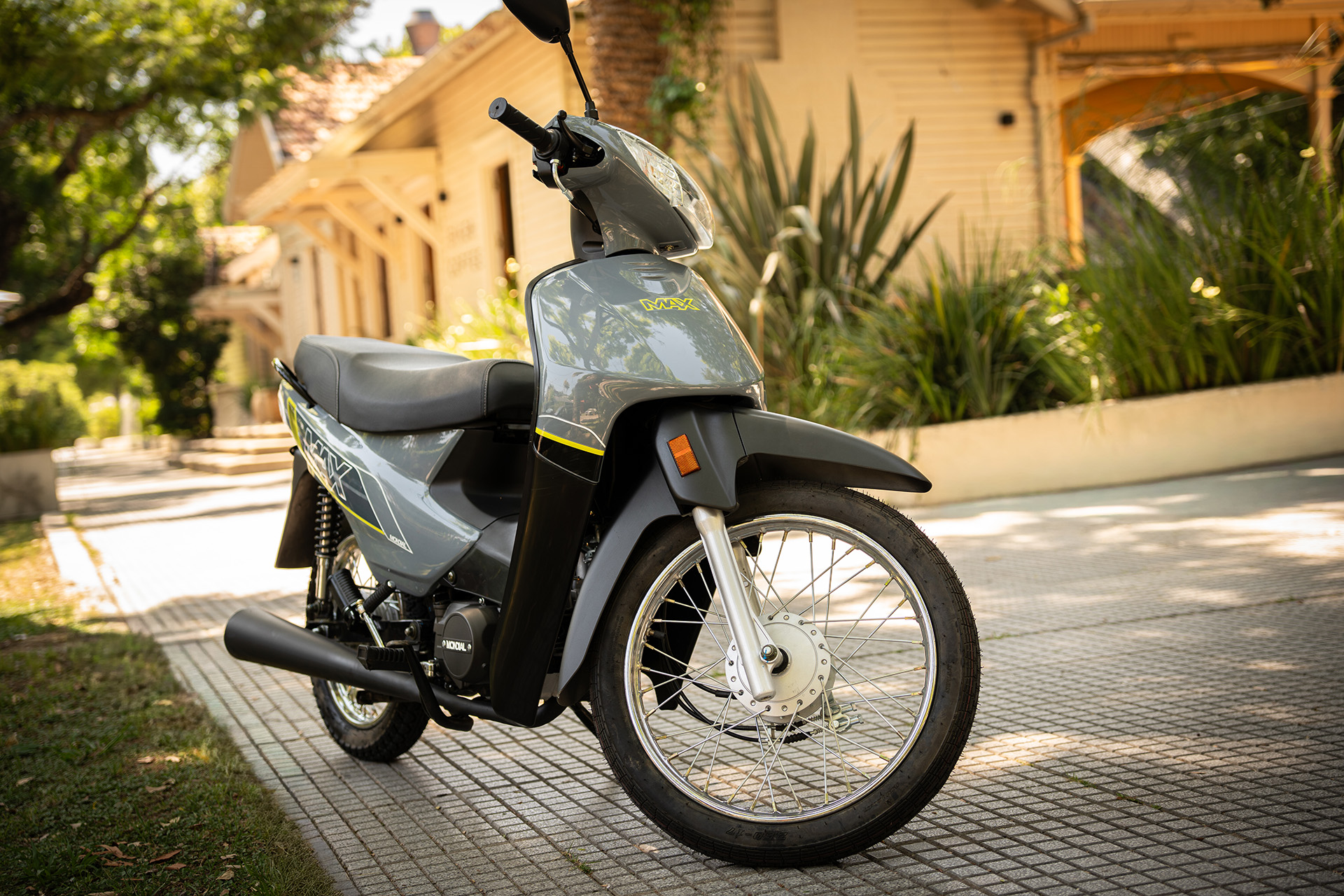 Moto Weekmobil gris estacionada