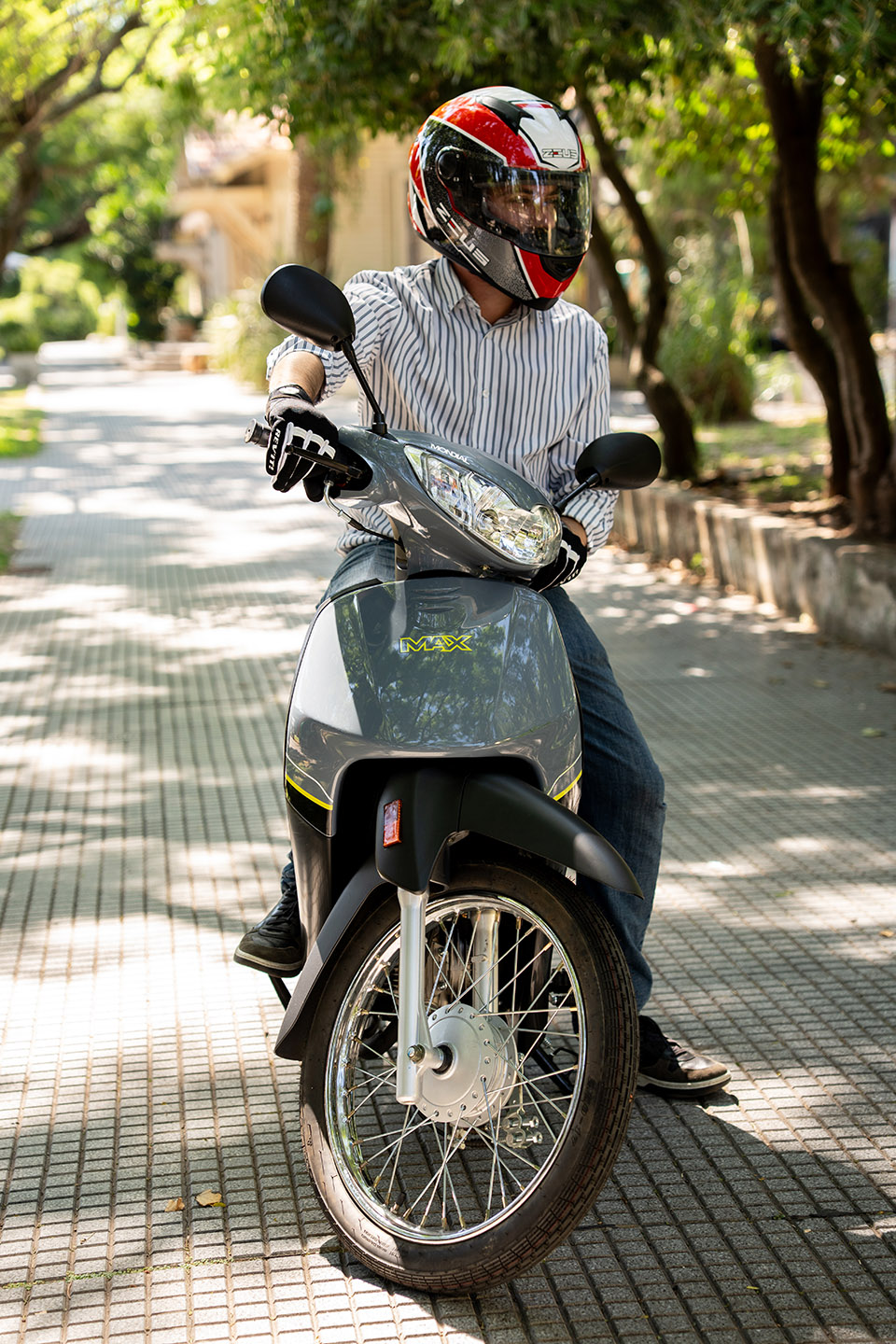 Conductor sobre la moto en entorno urbano