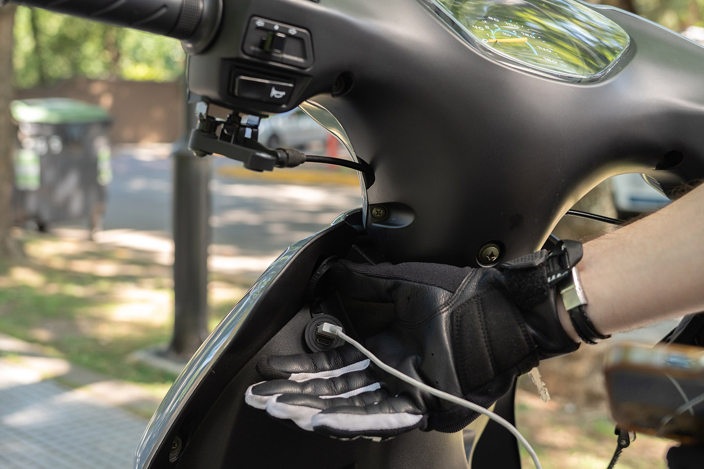 Puerto USB de carga en la moto